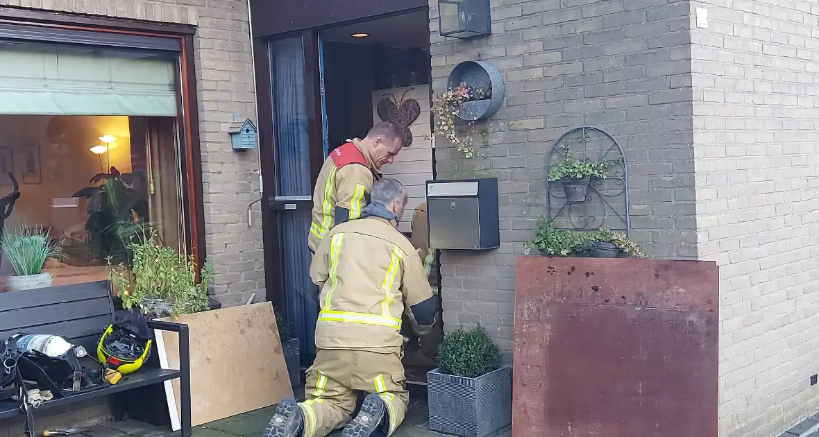 Brandweer verricht metingen in woning