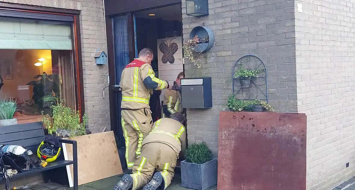 Brandweer verricht metingen in woning - Foto 1
