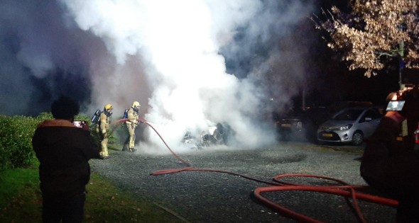 Veel rook door brand in auto - Afbeelding 1