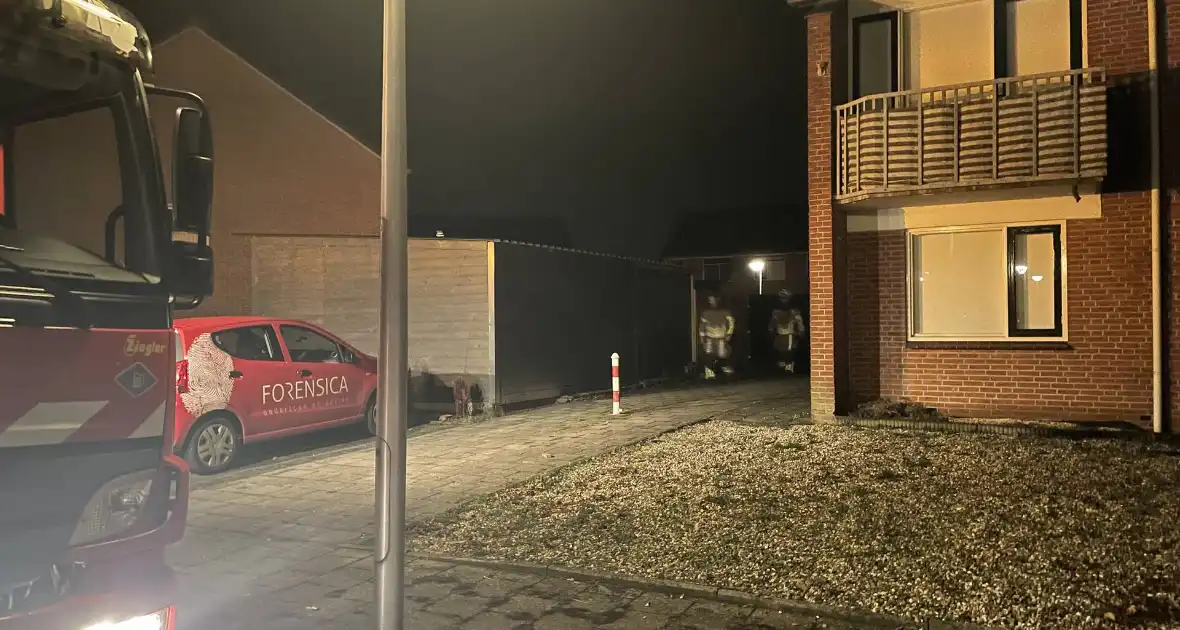 Brandweer blust buitenbrand - Foto 1