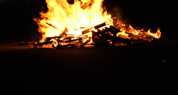 Pallets in brand gestoken - Afbeelding 4