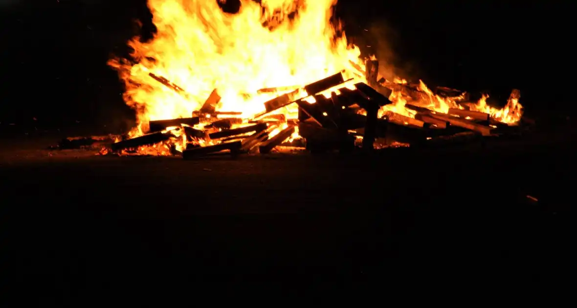 Pallets in brand gestoken - Foto 4