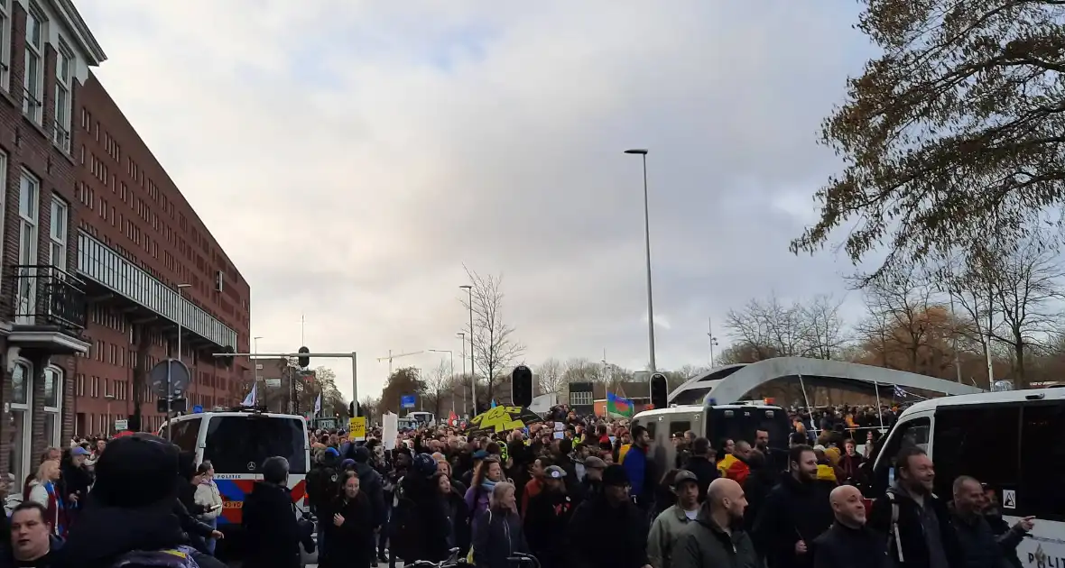 Duizenden demonstranten aanwezig bij Westerpark - Foto 2