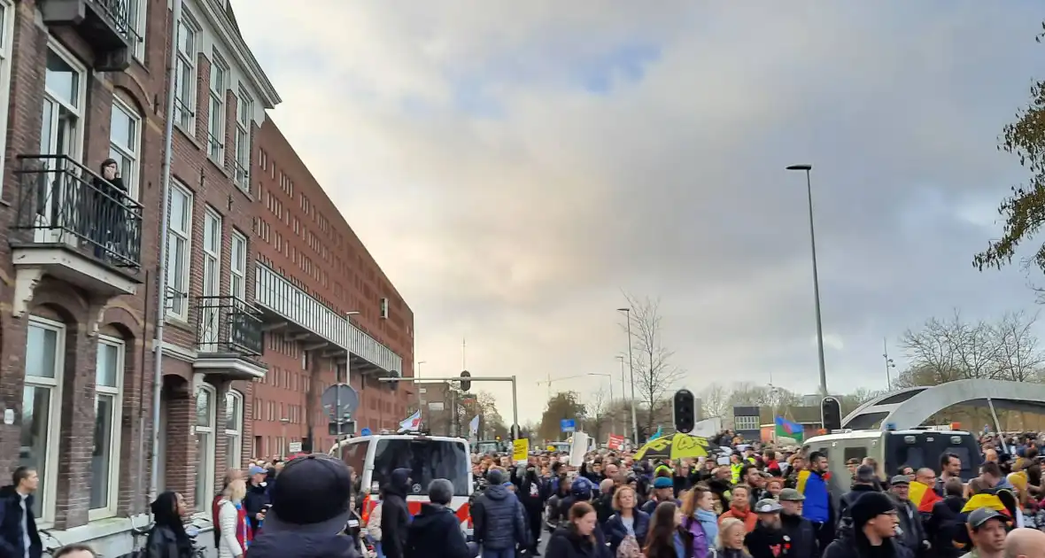 Duizenden demonstranten aanwezig bij Westerpark - Foto 3