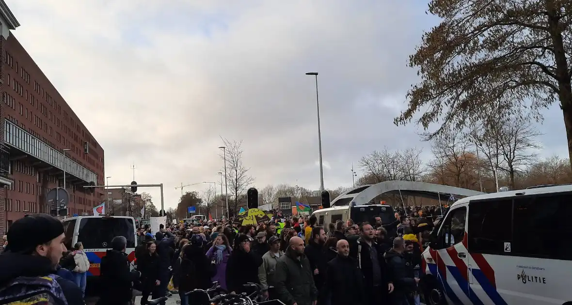 Duizenden demonstranten aanwezig bij Westerpark - Foto 4