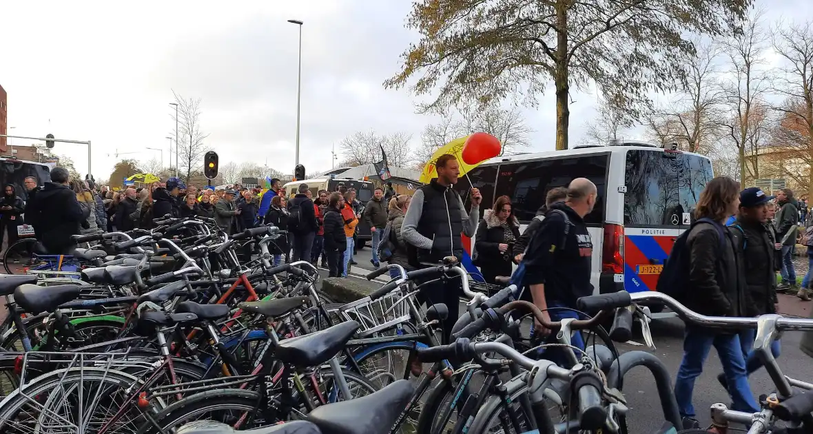 Duizenden demonstranten aanwezig bij Westerpark - Foto 6