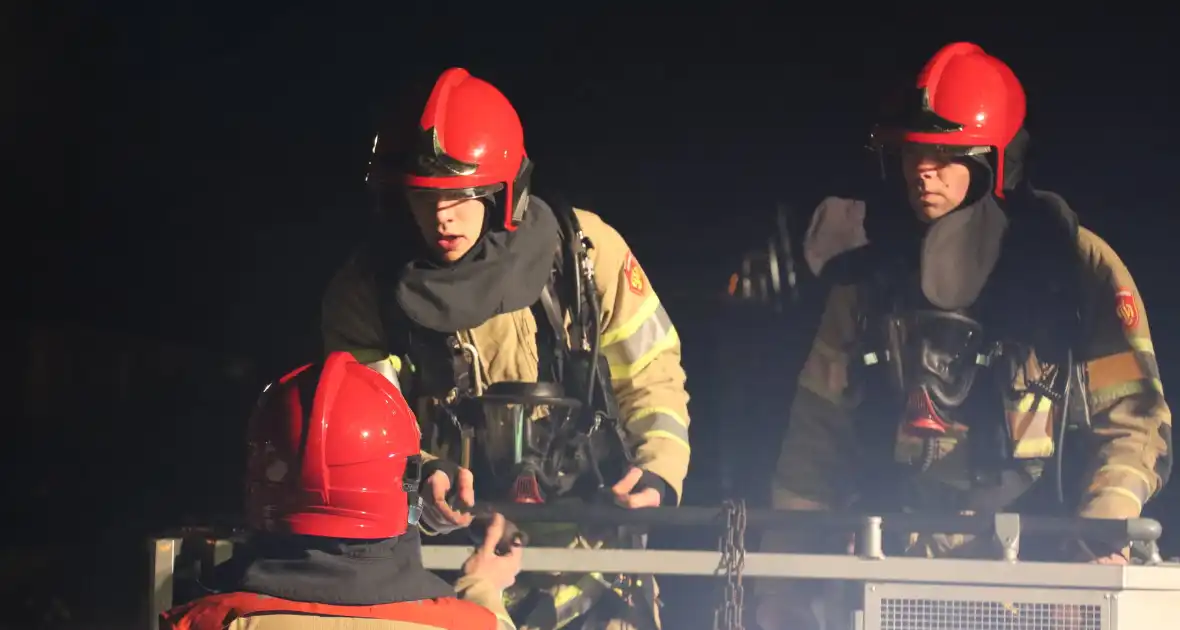 Brandweer veegt schoorsteen na brandmelding