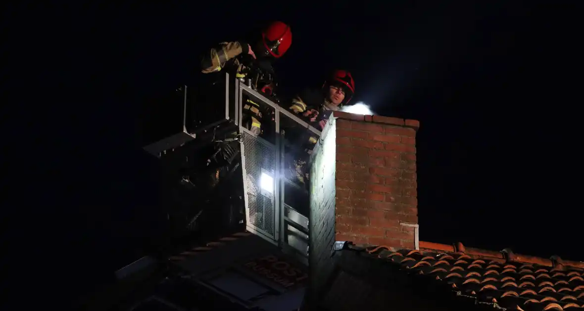Brandweer veegt schoorsteen na brandmelding - Foto 1