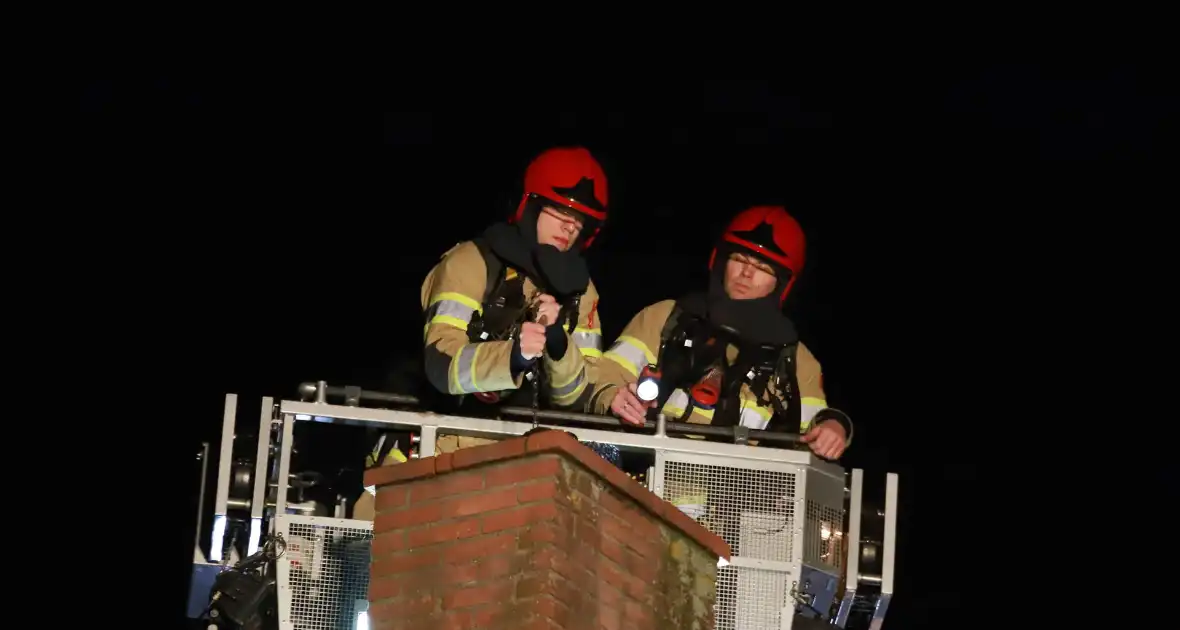 Brandweer veegt schoorsteen na brandmelding - Foto 10