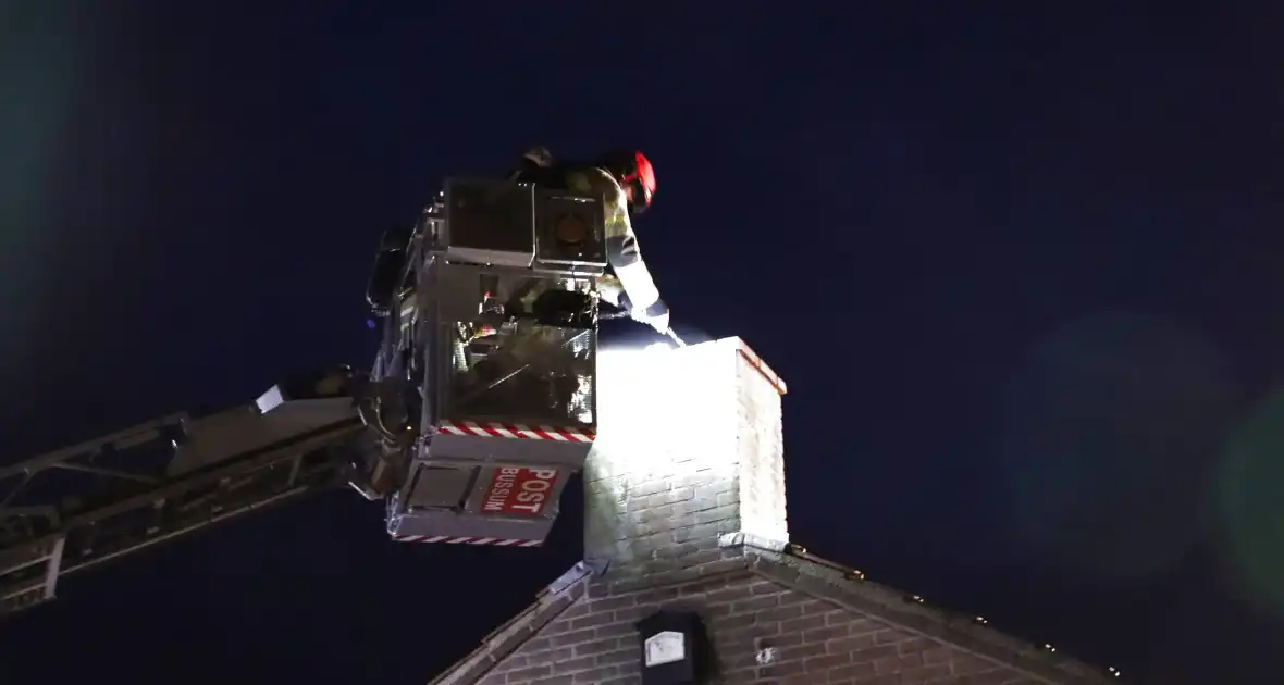 Brandweer veegt schoorsteen na brandmelding - Foto 5
