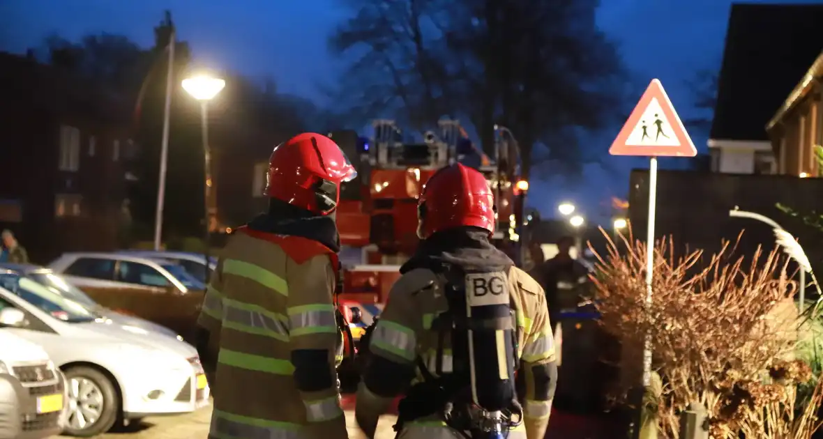 Brandweer veegt schoorsteen na brandmelding - Foto 6