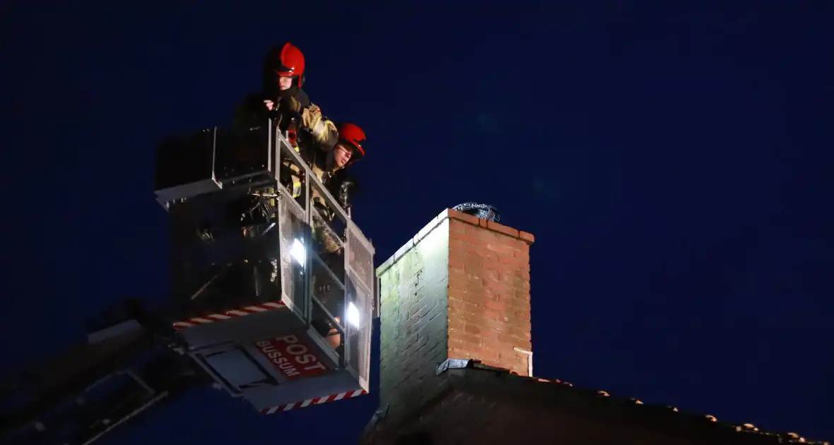 Brandweer veegt schoorsteen na brandmelding - Foto 7