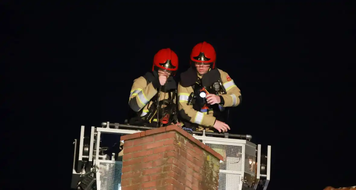 Brandweer veegt schoorsteen na brandmelding - Foto 9