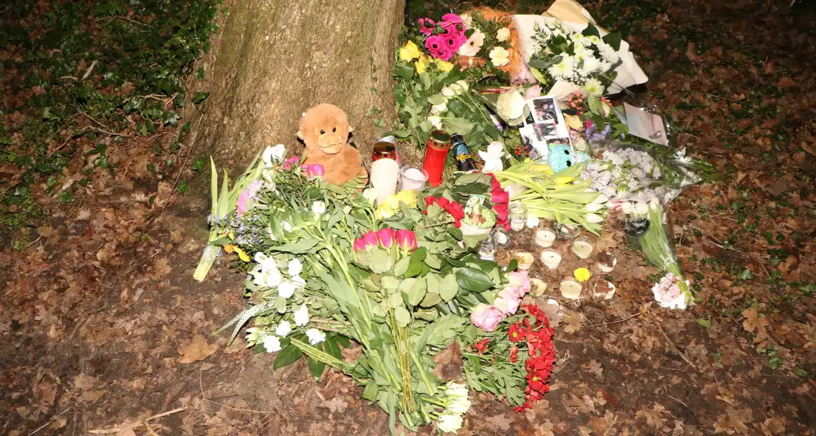 Bloemen en knuffels neergelegd voor overleden meisje - Foto 3