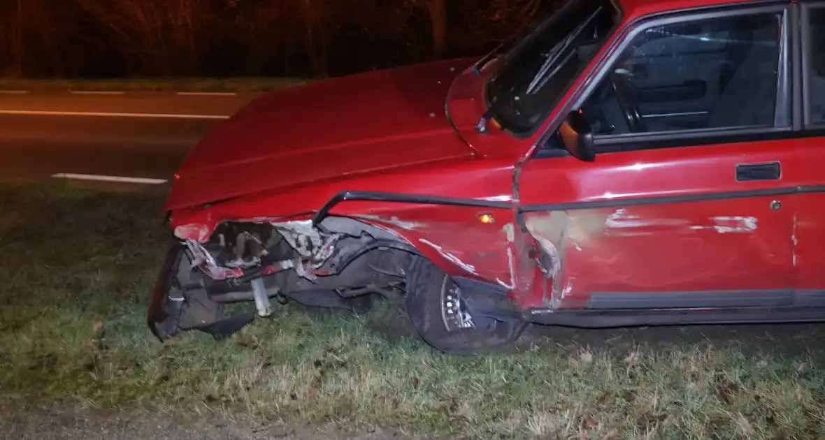 Auto botst op brugleuning