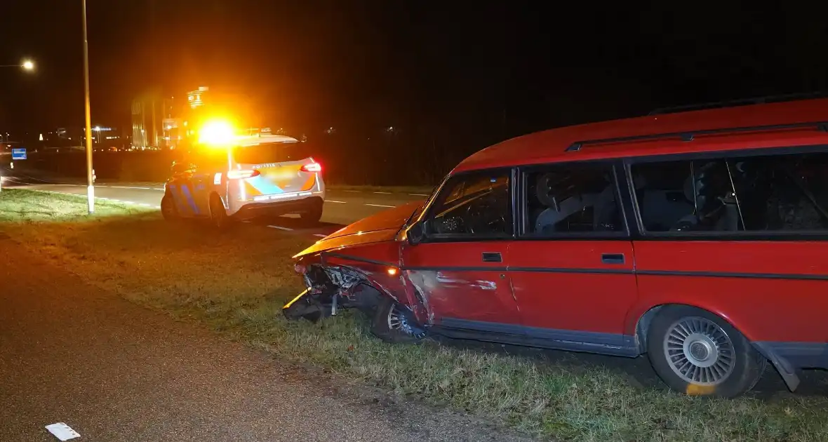 Auto botst op brugleuning - Foto 1