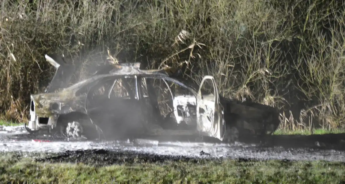 Auto volledige uitgebrand, bestuurder zwaargewond