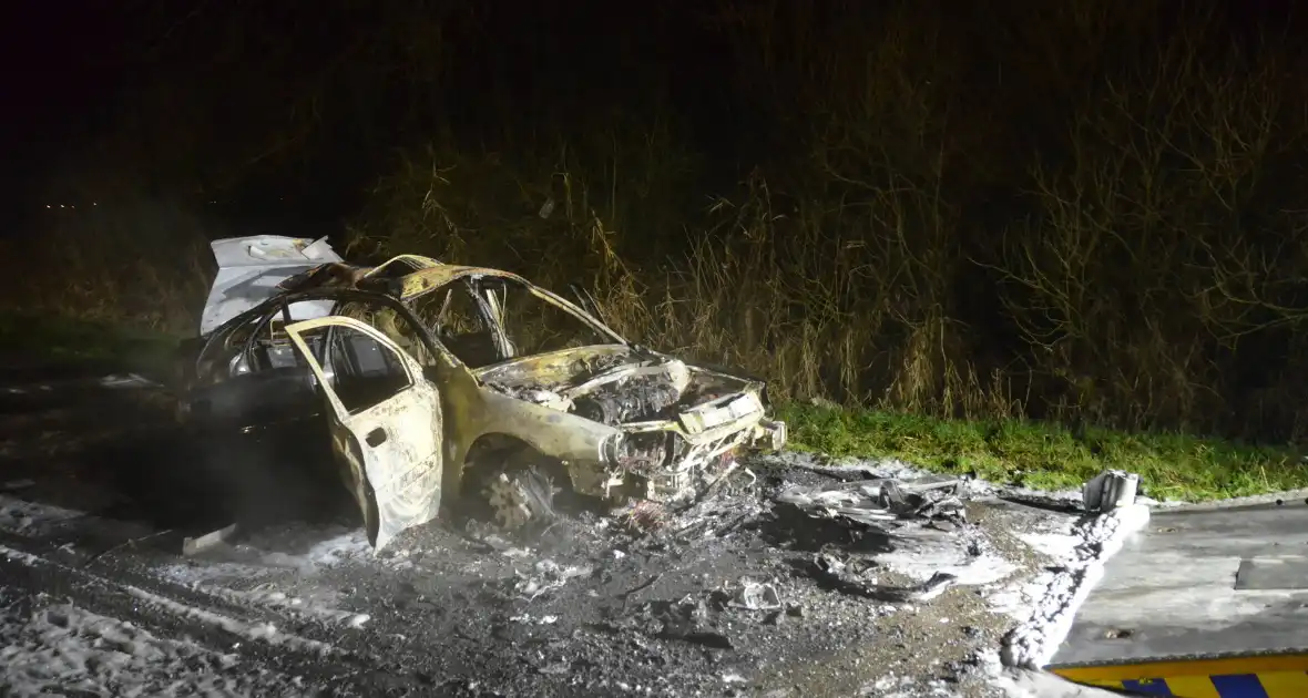 Auto volledige uitgebrand, bestuurder zwaargewond - Foto 4