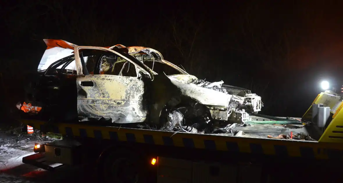 Auto volledige uitgebrand, bestuurder zwaargewond - Foto 6
