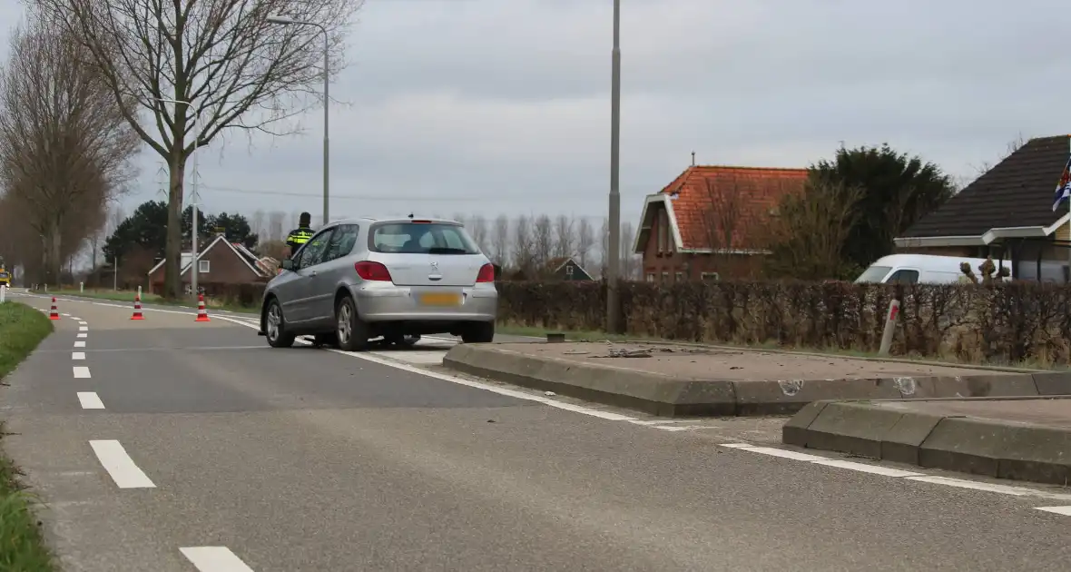 Auto komt tot stilstand in middenberm