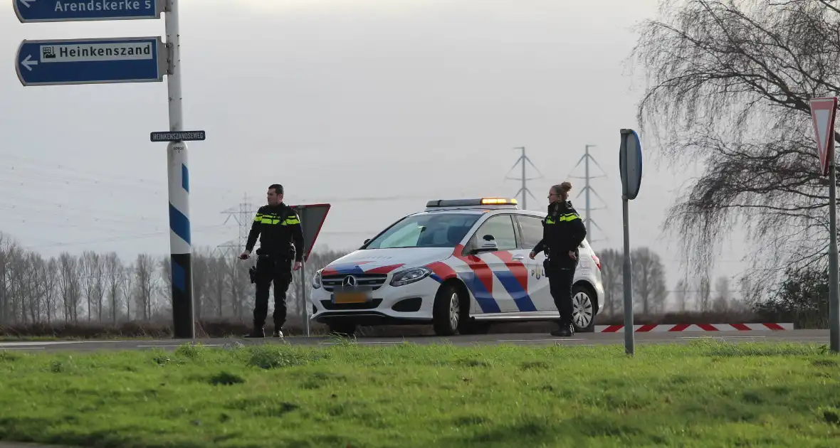 Auto komt tot stilstand in middenberm - Foto 1