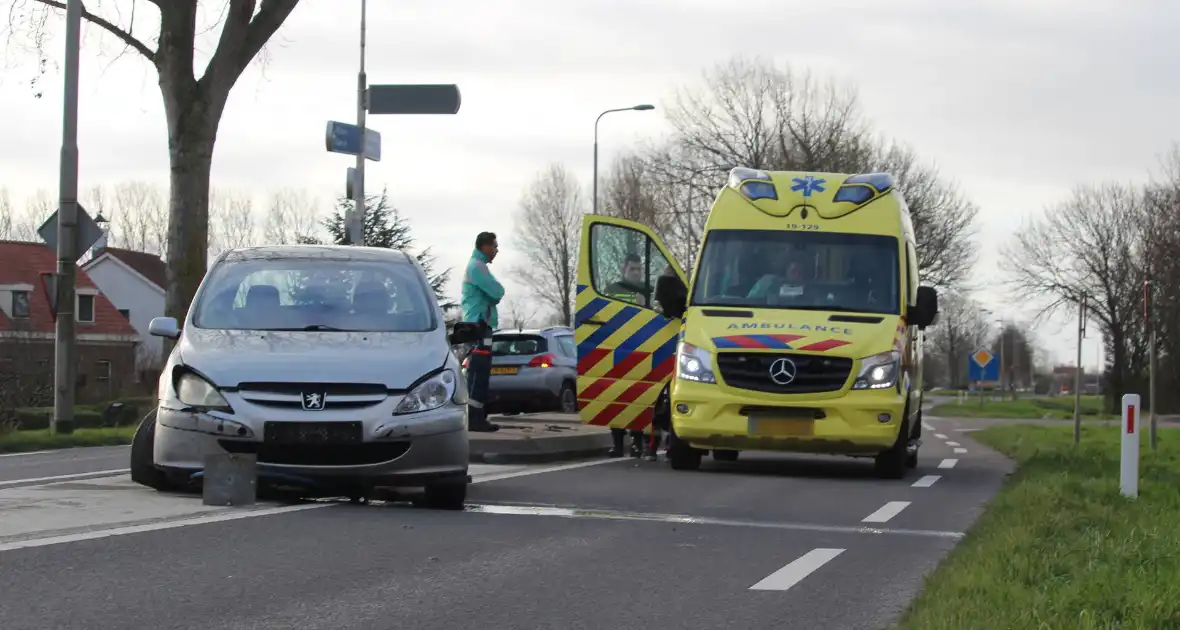 Auto komt tot stilstand in middenberm - Foto 3