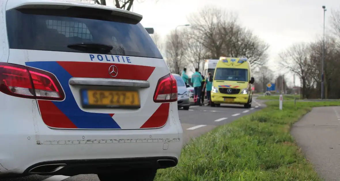 Auto komt tot stilstand in middenberm - Foto 4