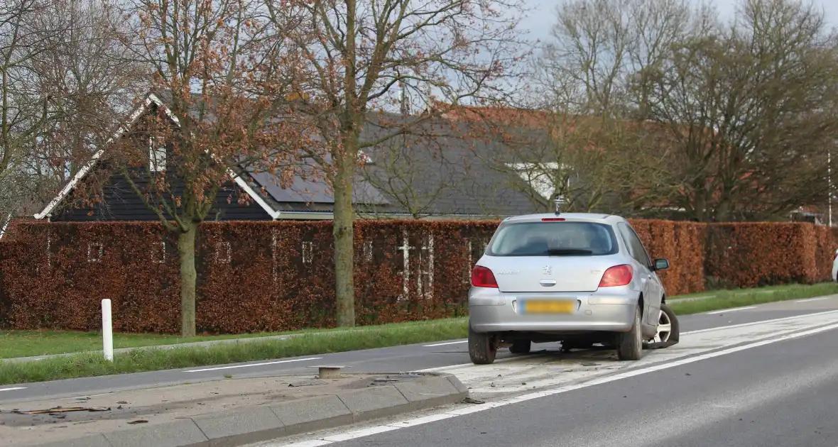 Auto komt tot stilstand in middenberm - Foto 6