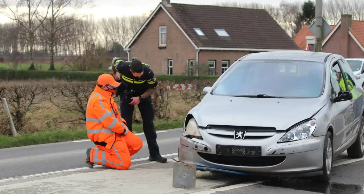 Auto komt tot stilstand in middenberm - Foto 7