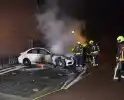 Geparkeerde auto volledig in brand