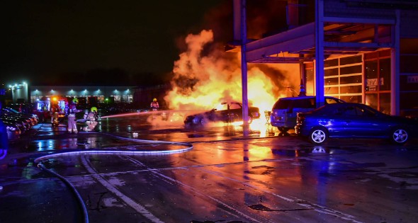 Meerdere auto's in brand bij autobedrijf