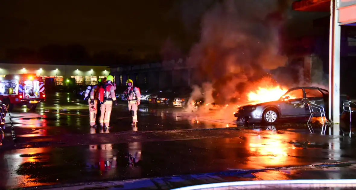 Meerdere auto's in brand bij autobedrijf - Foto 1