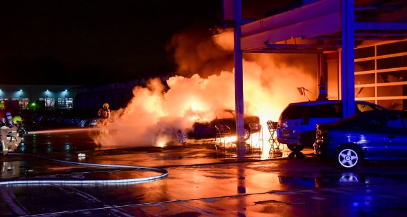Meerdere auto's in brand bij autobedrijf - Afbeelding 2