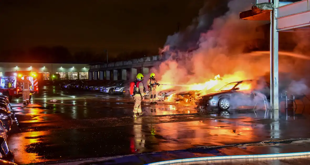 Meerdere auto's in brand bij autobedrijf - Foto 3