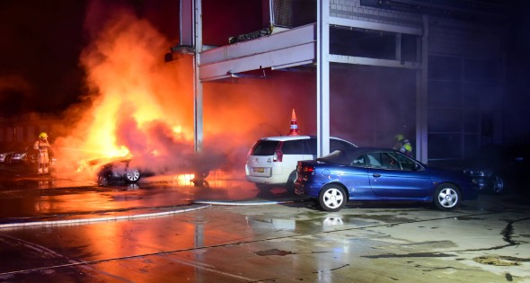 Meerdere auto's in brand bij autobedrijf - Afbeelding 4