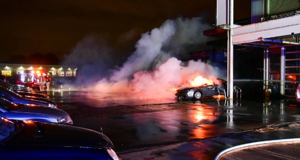 Meerdere auto's in brand bij autobedrijf