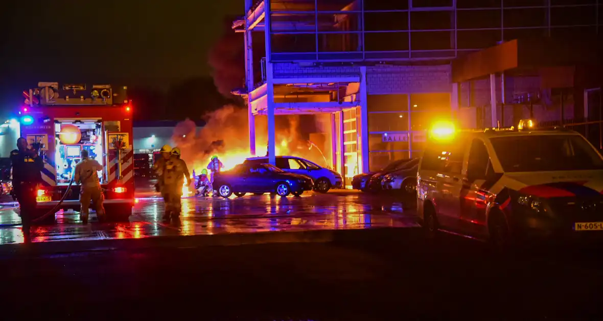Meerdere auto's in brand bij autobedrijf - Foto 6