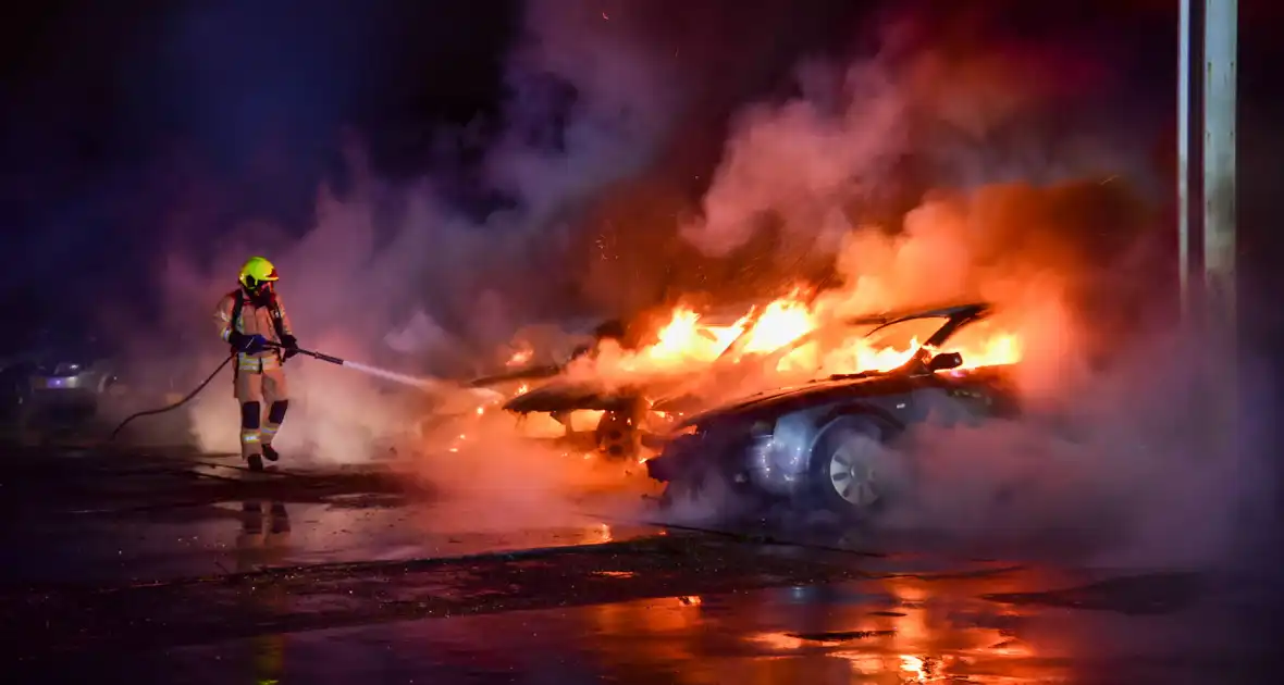 Meerdere auto's in brand bij autobedrijf - Foto 7