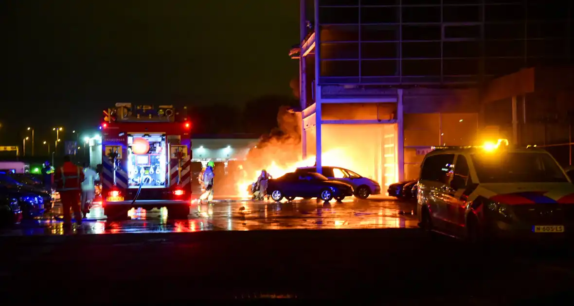 Meerdere auto's in brand bij autobedrijf - Foto 8