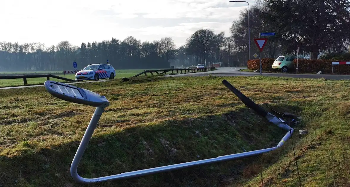 Automobilist rijdt lantaarnpaal uit de grond en komt in tuin tot stilstand