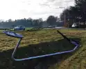 Automobilist rijdt lantaarnpaal uit de grond en komt in tuin tot stilstand