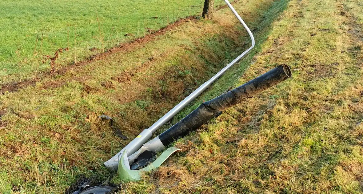 Automobilist rijdt lantaarnpaal uit de grond en komt in tuin tot stilstand - Foto 1