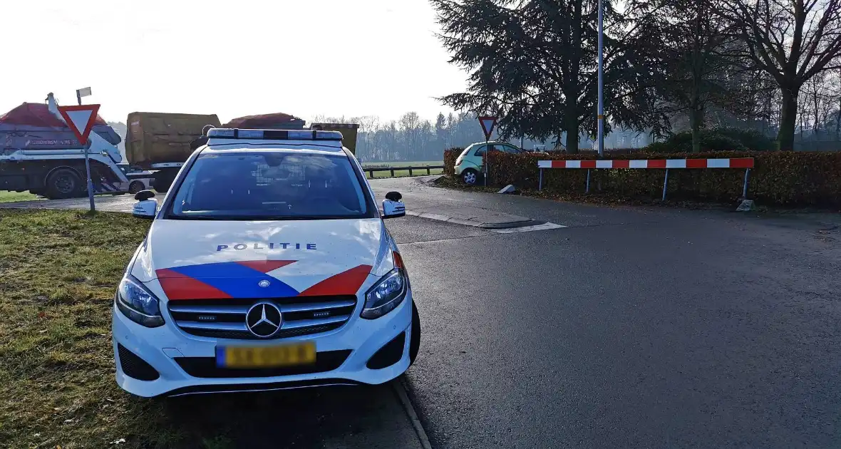 Automobilist rijdt lantaarnpaal uit de grond en komt in tuin tot stilstand - Foto 3