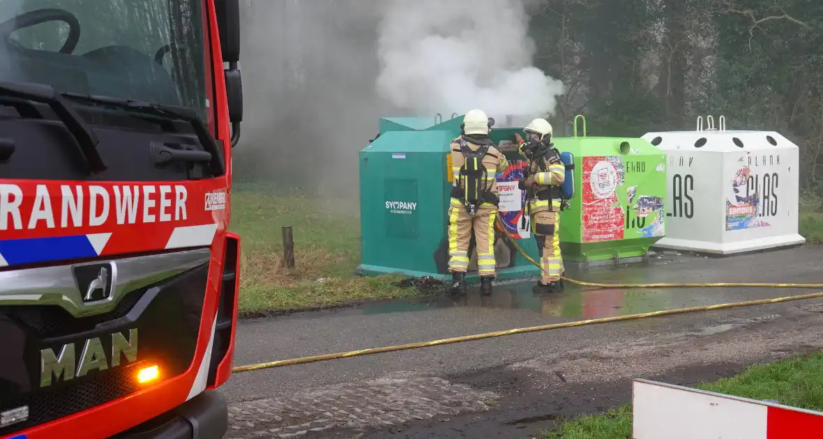 Veel rook bij brand in bovengrondse textielcontainer