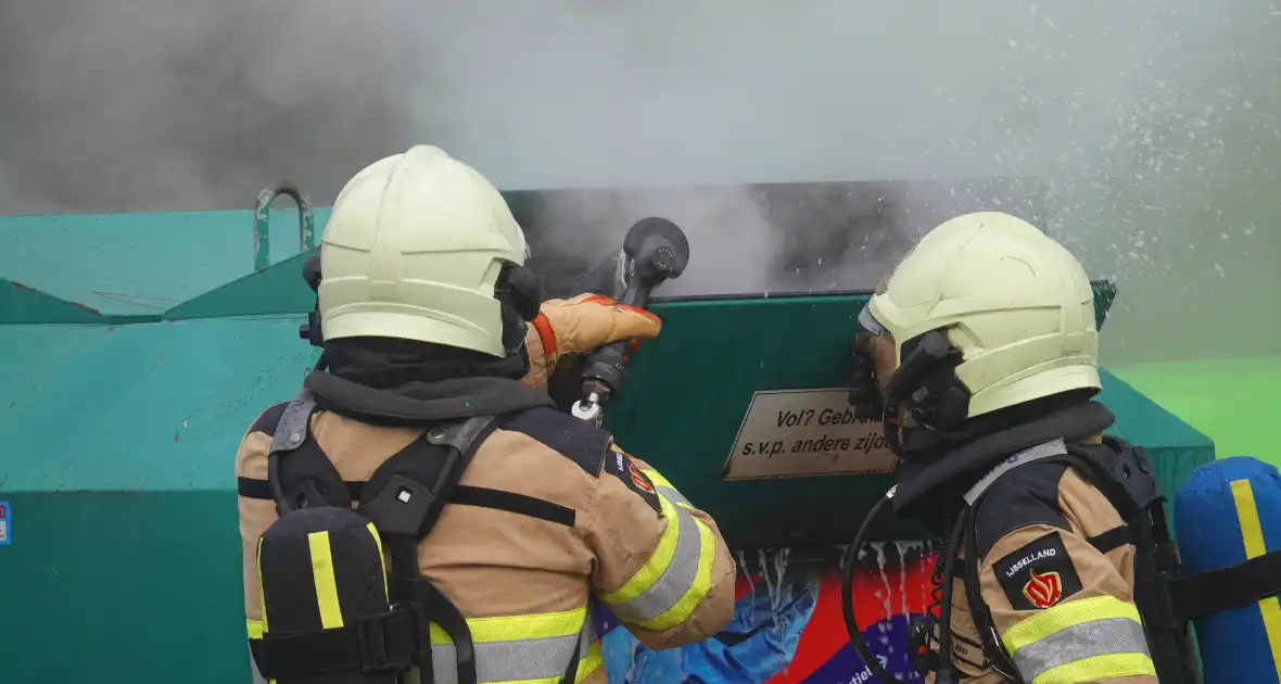 Veel rook bij brand in bovengrondse textielcontainer - Foto 1