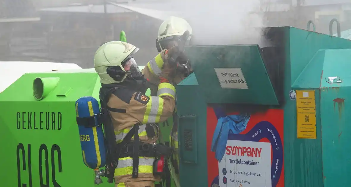 Veel rook bij brand in bovengrondse textielcontainer - Foto 2