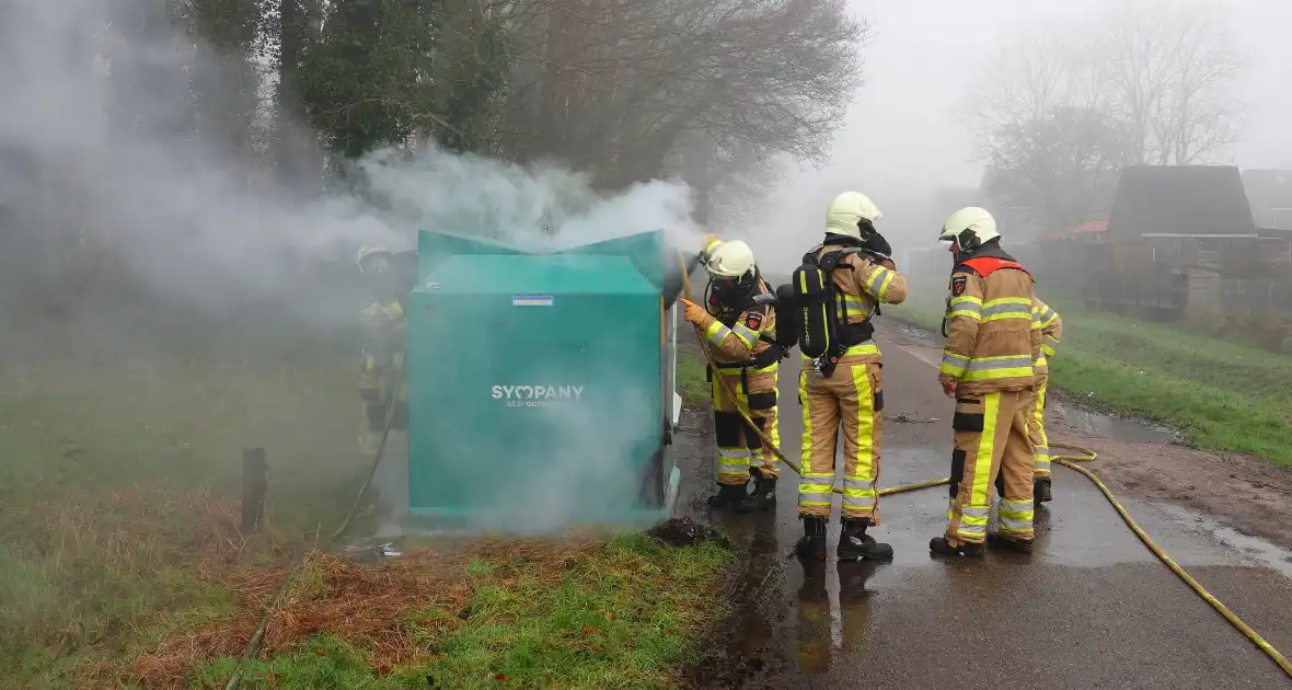 Veel rook bij brand in bovengrondse textielcontainer - Foto 3