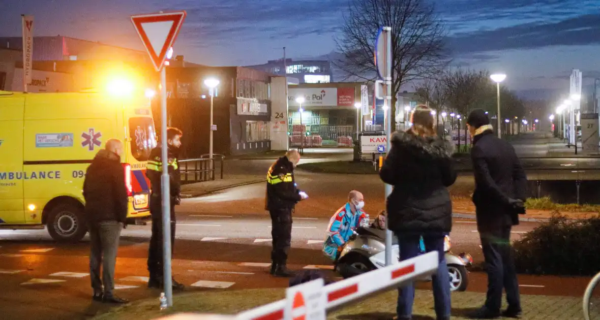 Scooterrijdster gewond bij aanrijding - Foto 1