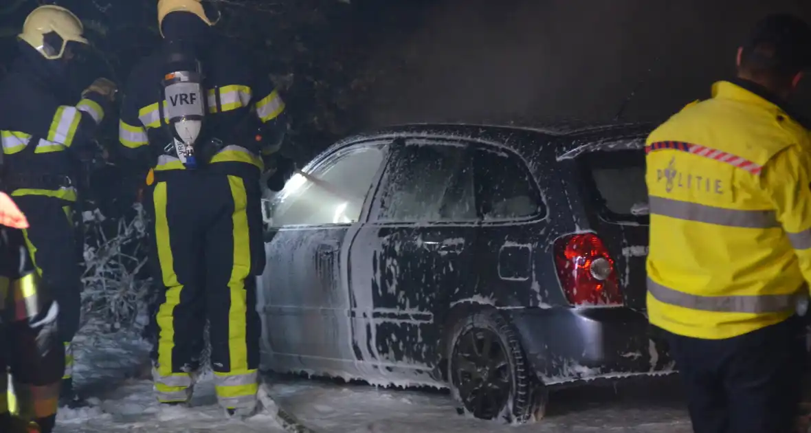 Geparkeerde auto vliegt in brand - Foto 2