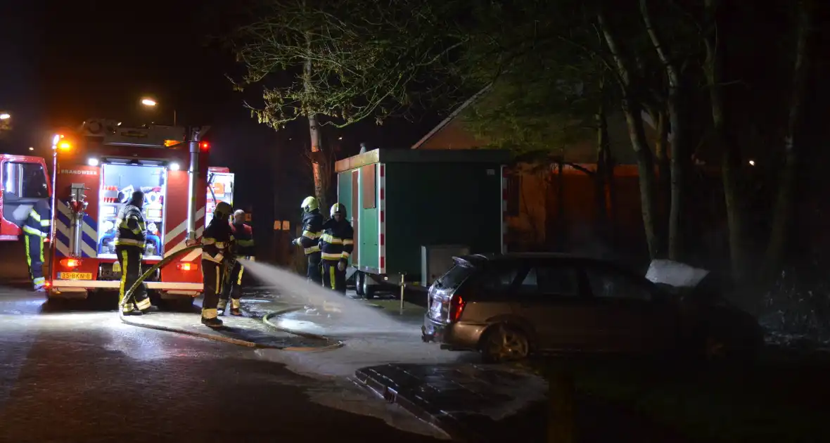 Geparkeerde auto vliegt in brand - Foto 5